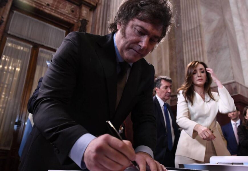 Milei afirmó que si el Congreso rechaza el DNU, llamaría a una consulta popular Milei afirmó que si el Congreso rechaza el DNU, llamaría a una consulta popular