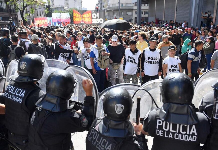 Amplio despliegue de seguridad frente a la primera protesta contra el plan de ajuste Amplio despliegue de seguridad frente a la primera protesta contra el plan de ajuste