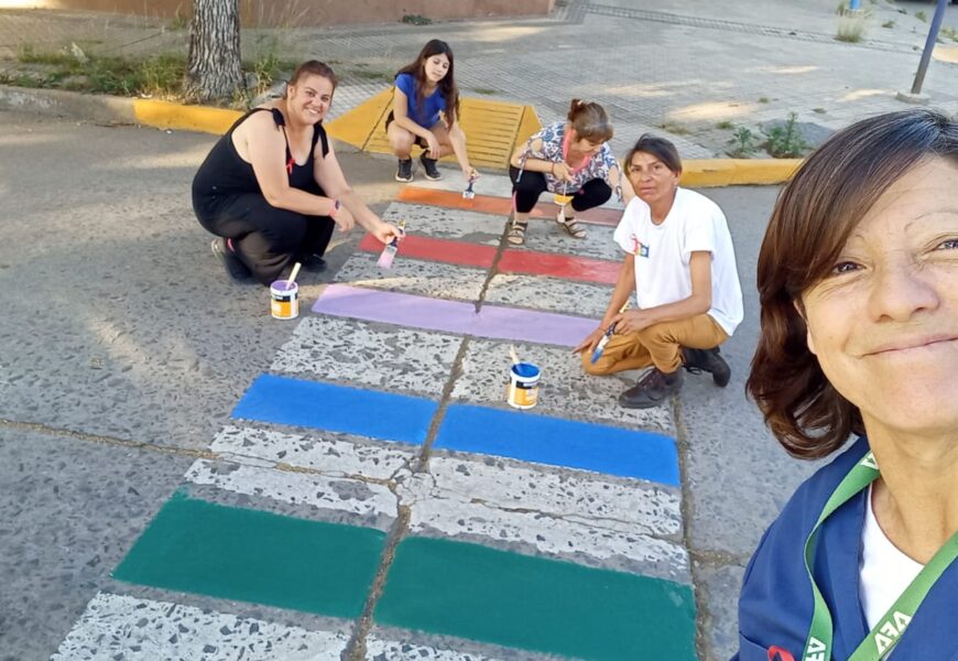 Diversidad Rojas repintó la senda peatonal Diversidad Rojas repintó la senda peatonal