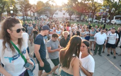 Manifestación pacífica en Rojas contra el DNU de Milei