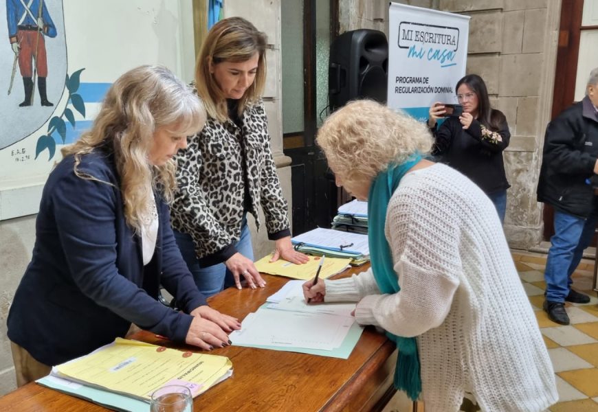 Se realizó acto de firma de 33 escrituras Se realizó acto de firma de 33 escrituras