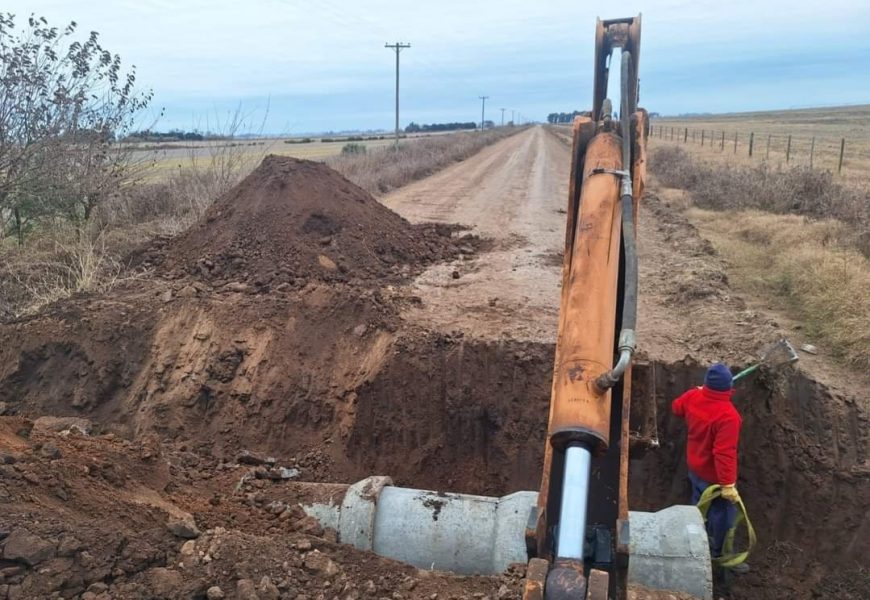 Mantenimiento de caminos rurales con recambio de tuberías de desagües Mantenimiento de caminos rurales con recambio de tuberías de desagües