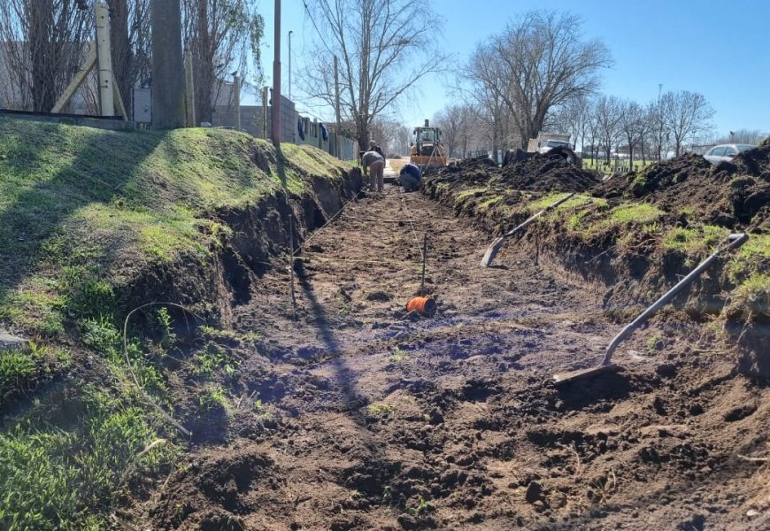 Se está llevando la apertura del preparado base para completar el tramo de cordón cuneta que falta en la calle Luis Dorrego hasta la intersección con Betbezé Se está llevando la apertura del preparado base para completar el tramo de cordón cuneta que falta en la calle Luis Dorrego hasta la intersección con Betbezé