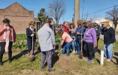 Mujeres de AFA entregan ejemplares a instituciones
