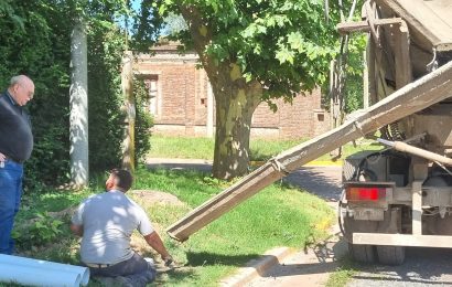 Continúan los trabajos de hormigonado para la instalación de las bases de las columnas de alumbrado público en Rafael Obligado