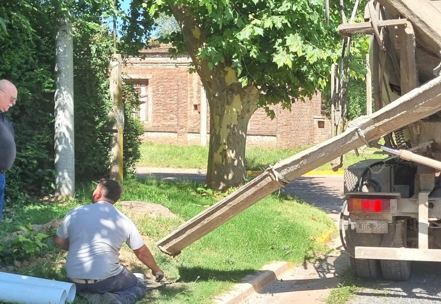 Continúan los trabajos de hormigonado para la instalación de las bases de las columnas de alumbrado público en Rafael Obligado Continúan los trabajos de hormigonado para la instalación de las bases de las columnas de alumbrado público en Rafael Obligado