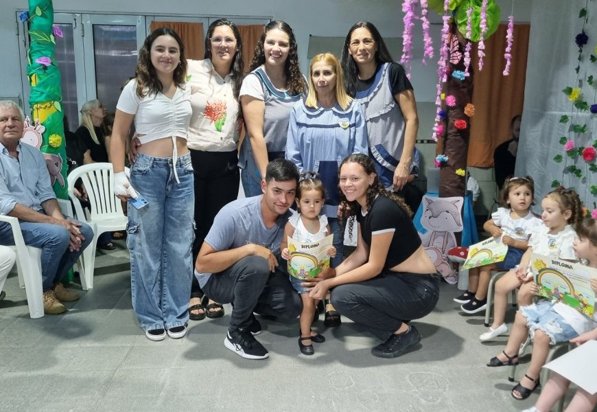 El Jardín Maternal Municipal “Arcoíris” celebró el cierre del año El Jardín Maternal Municipal “Arcoíris” celebró el cierre del año