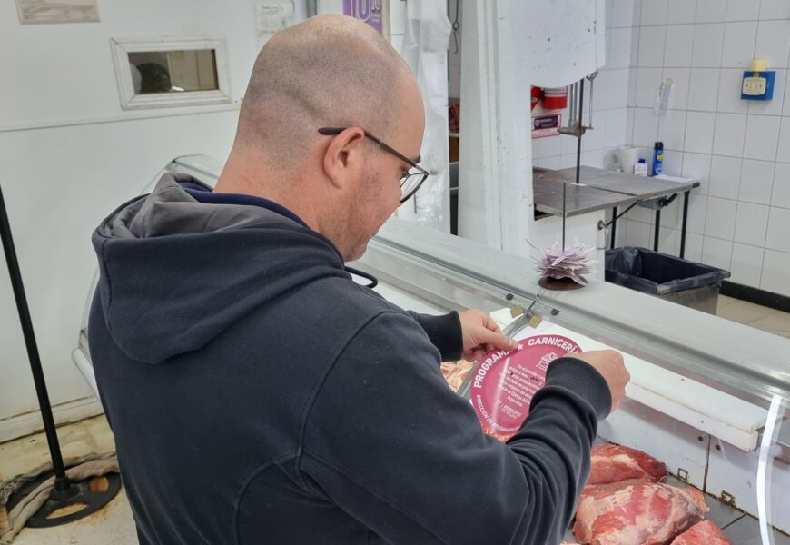 Continúa el programa Carnicerías saludables y dos nuevas carnicerías suman sus obleas reglamentarias Continúa el programa Carnicerías saludables y dos nuevas carnicerías suman sus obleas reglamentarias