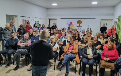 Sala llena en la celebración del Día Mundial del Arte