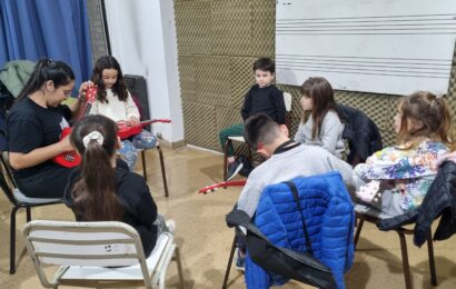 Cupo lleno en las clases de Ukelele que brinda el Conservatorio Municipal de Música