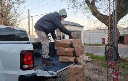 Entrega de indumentaria a trabajadores municipales del distrito de Rojas