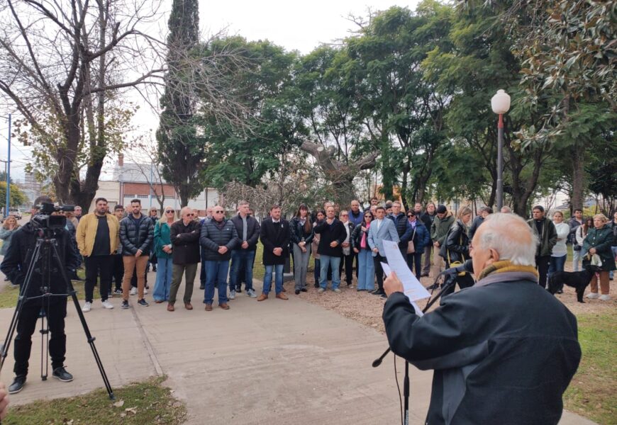 Se celebró el Día del Periodista con la colocación de nuevas placas conmemorativas en la Plaza Moreno Se celebró el Día del Periodista con la colocación de nuevas placas conmemorativas en la Plaza Moreno