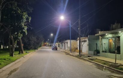 Más barrios con luz LED: en Banco Provincia, en Las Margaritas comenzaron a colocarse las nuevas luminarias Más barrios con luz LED: en Banco Provincia, en Las Margaritas comenzaron a colocarse las nuevas luminarias