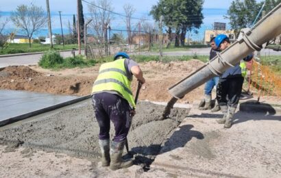 Continúan los trabajos de repavimentación de un sector del acceso a Barrio Progreso Continúan los trabajos de repavimentación de un sector del acceso a Barrio Progreso