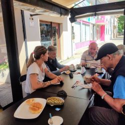 Café, té y medialunas con residentes del Hogar Municipal Café, té y medialunas con residentes del Hogar Municipal