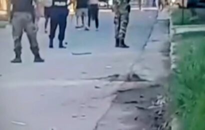 La policía disuade pelea entre hombres y luego es atacada La policía disuade pelea entre hombres y luego es atacada