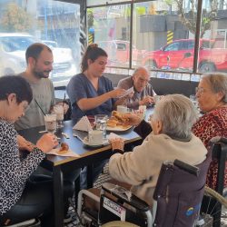 Los abuelos del Hogar Municipal disfrutaron de una salida de café y medialunas Los abuelos del Hogar Municipal disfrutaron de una salida de café y medialunas