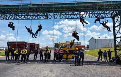 Bomberos obligadenses se capacitaron en rescate con cuerdas Bomberos obligadenses se capacitaron en rescate con cuerdas