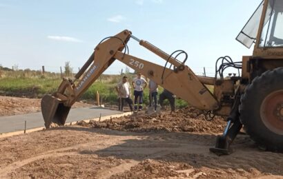 El equipo municipal de trabajo construye badén en Carabelas El equipo municipal de trabajo construye badén en Carabelas
