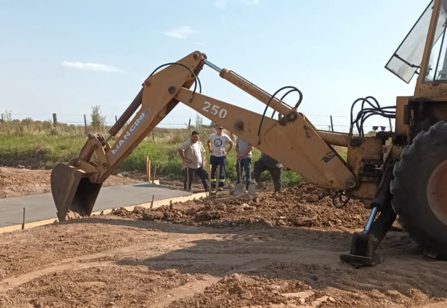 El equipo municipal de trabajo construye badén en Carabelas El equipo municipal de trabajo construye badén en Carabelas