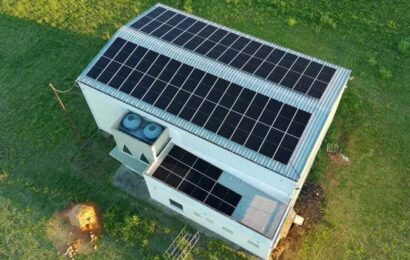 Construyen un parque solar y una fábrica de postes Construyen un parque solar y una fábrica de postes