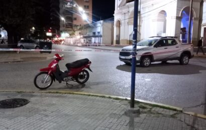 Chocan camioneta y moto en pleno centro Chocan camioneta y moto en pleno centro