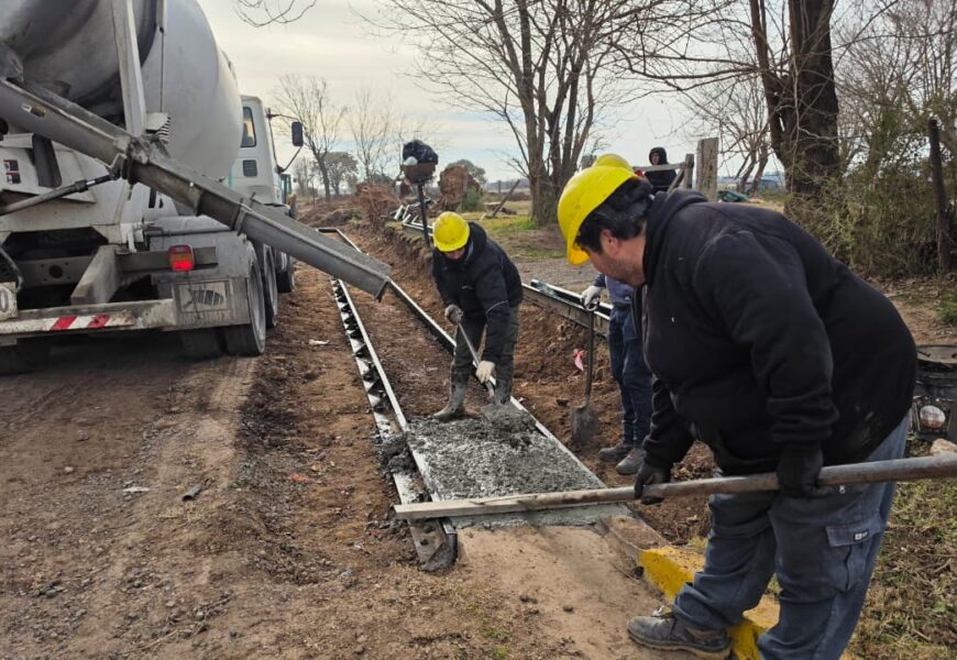 Comenzó obra de cordón cuneta en Avenida Pellegrini Comenzó obra de cordón cuneta en Avenida Pellegrini
