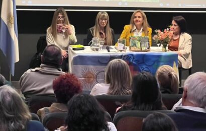 Daniela Gómez Acuña presentó su primer Libro Daniela Gómez Acuña presentó su primer Libro